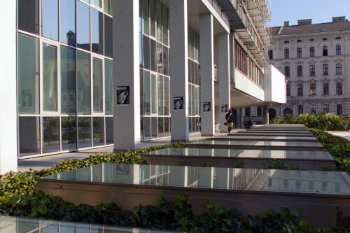 Glasfront eines städtischen Gebäudes